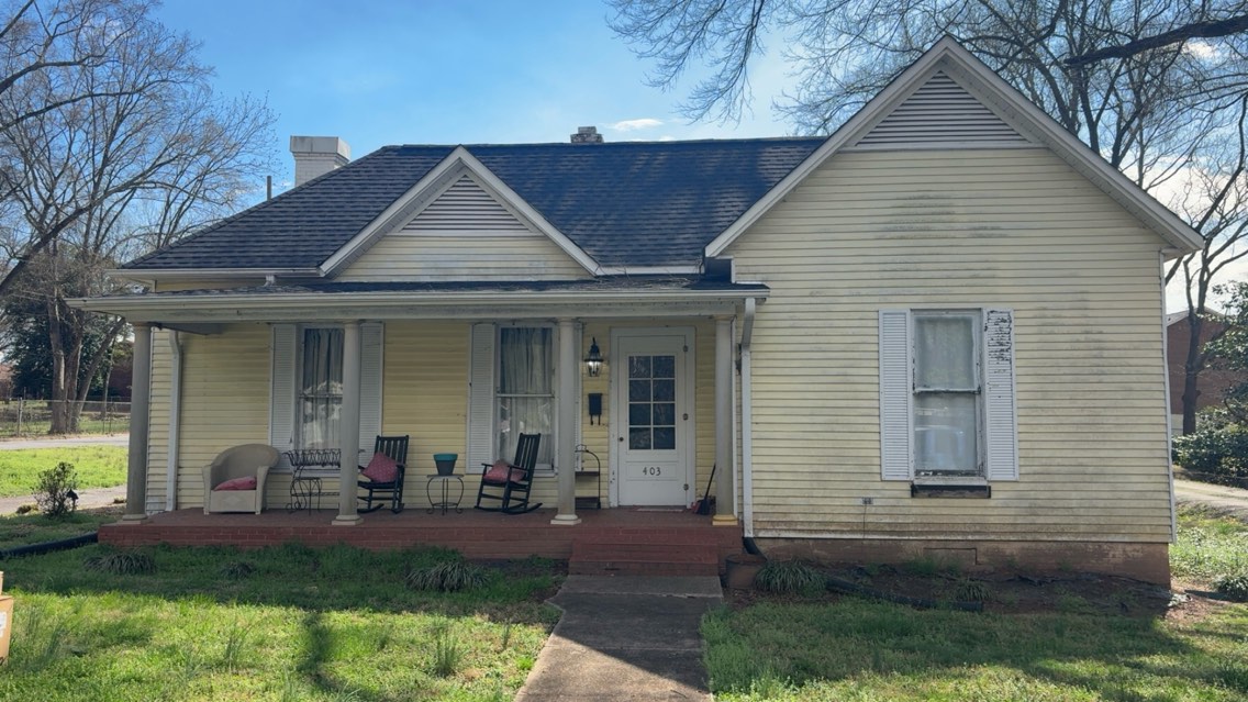 House before soft washing — algae and mildew on siding Hickory NC